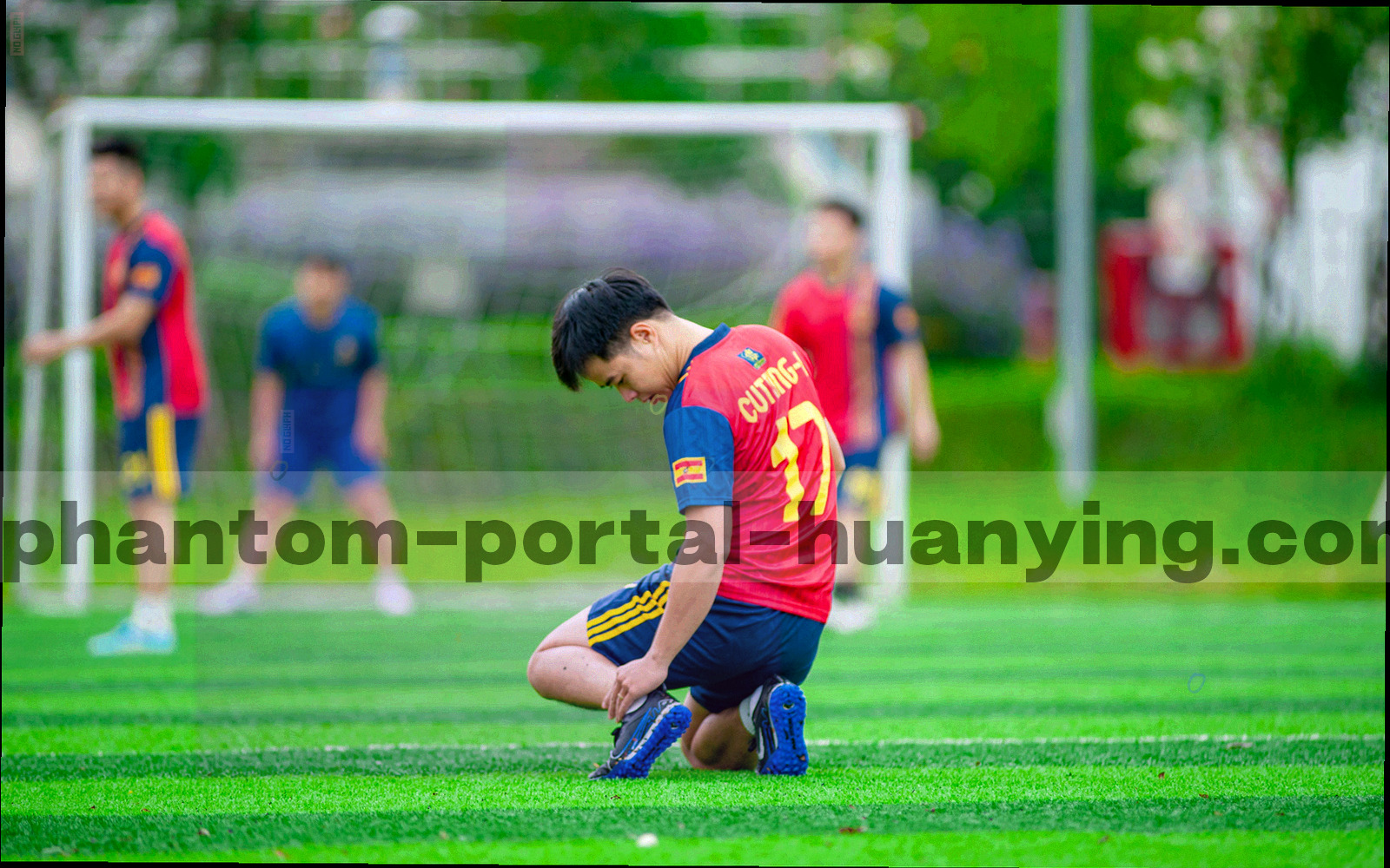 深色背景上的九宫格索引结构，每一格内嵌抽象光栅